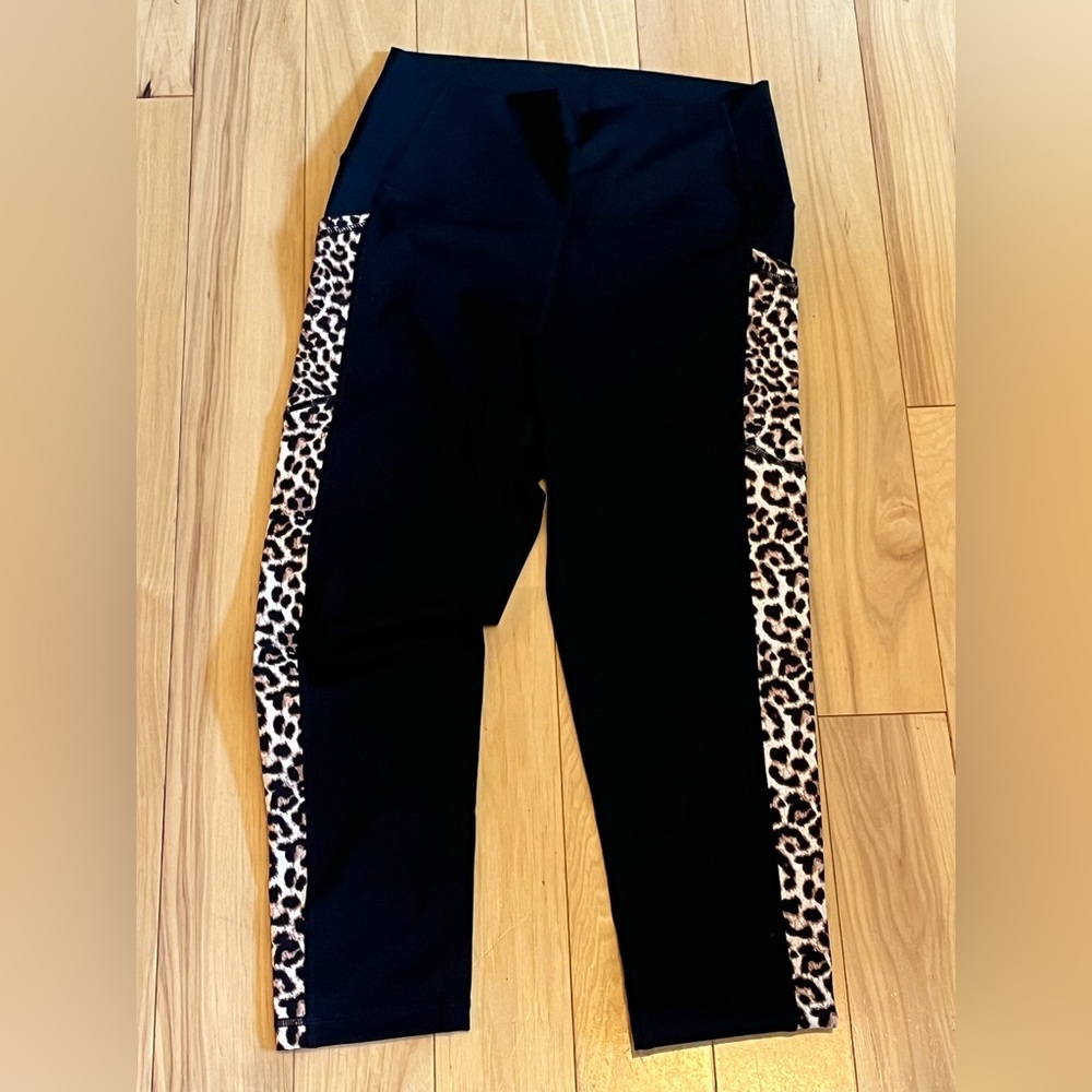ZYIA Black X Leopard print Capri Leggings